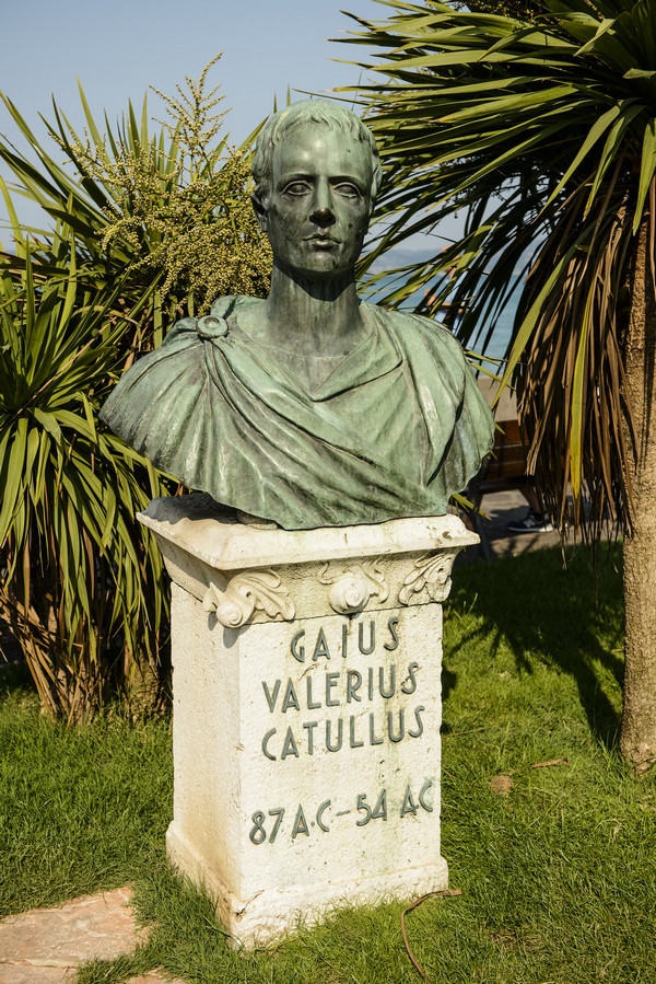 Catullus bust statue