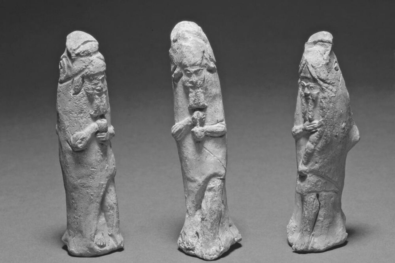 Apkallu figurines