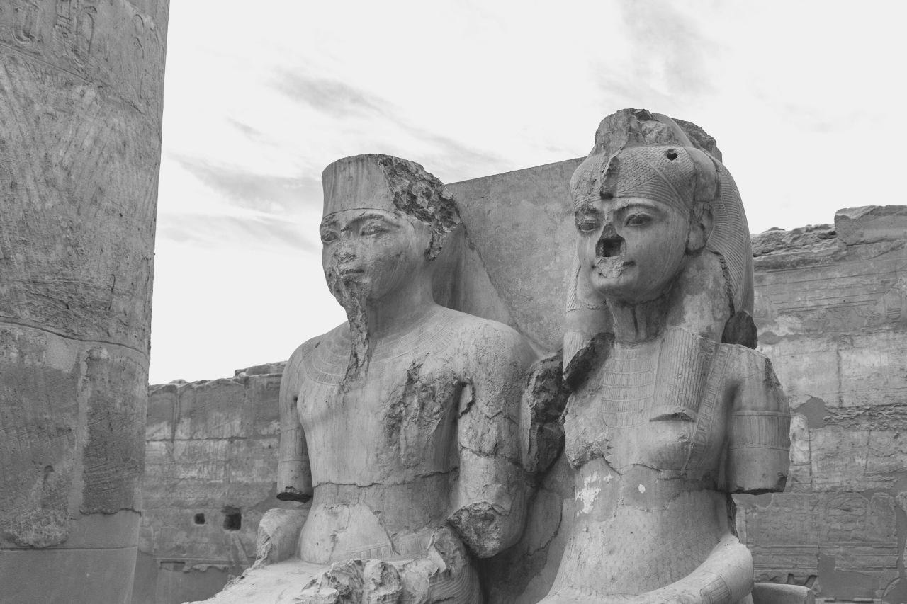 Tutankhamon and Ankhsenamon statues in Luxor